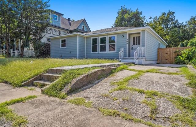 304 W Texas Street - 304 West Texas Street, Denison, TX 75020
