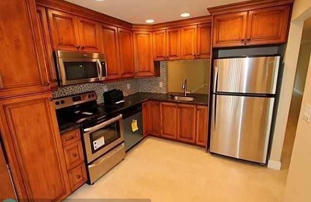 140 SE 12TH AVE - 140 Southeast 12th Avenue, Pompano Beach, FL 33060