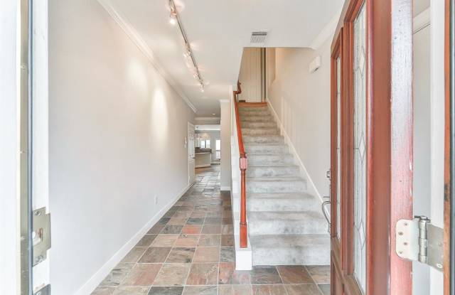 305 Knox Street Gallery 4