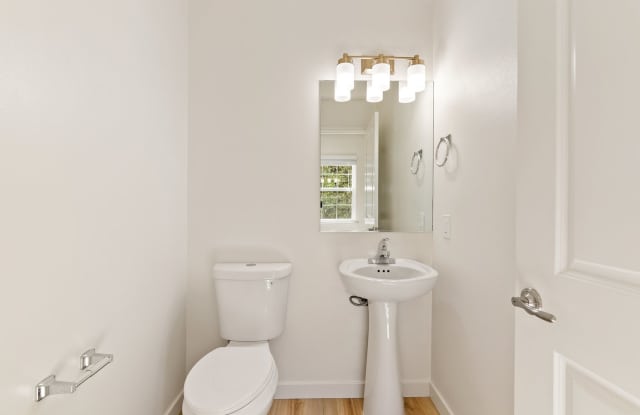 2 Bedroom 1.5 Bath townhouse with private balcony and 2 car garage Gallery 4