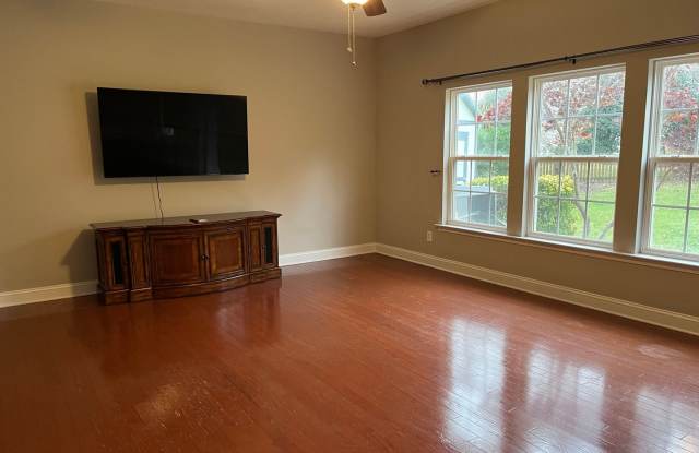 Charming 4BR House in Charlotte - 10515 Hawick Court, Charlotte, NC 28278