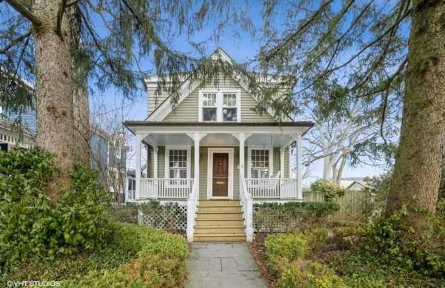 Picture Perfect Lake Forest Vintage Farmhouse 1 block from downtown! - 761 Summit Avenue, Lake Forest, IL 60045