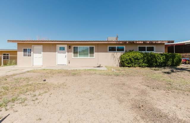 Updated 3 bedroom 2 bathroom house - 2401 Telles Avenue, Alamogordo, NM 88310