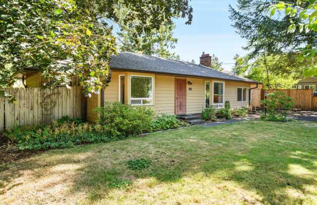 Charming, retro 2-bdrm/2-bath ranch in tranquil setting w/ large family room photos photos