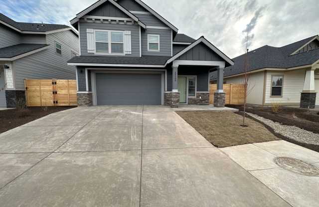 Newer SE Bend House w/A/C, 3 Bdrms, 2.5 Baths, 2160 Sq Ft, EVO OUTLET, Access to Pool, Dbl Garage photos photos