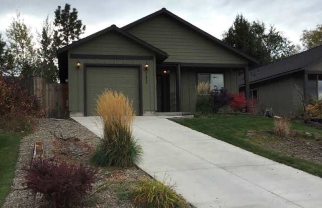 FOR RENT: UNFURNISHED SINGLE STORY 3 BED, 2 BATH, ATTACHED ONE CAR GARAGE, FENCED YARD. photos photos