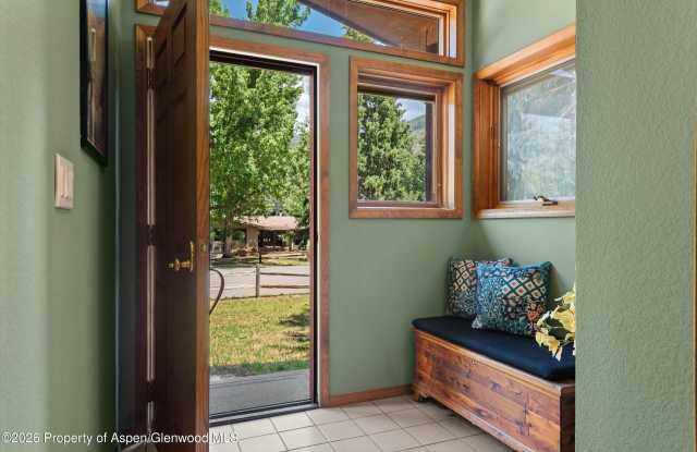 1375 Snowbunny Lane Gallery 3