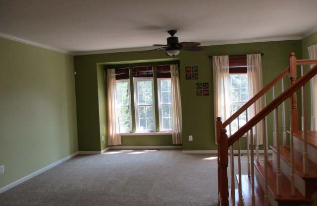 LORTON TOWNHOUSE - CLOSE TO FORT BELVOIR Gallery 4