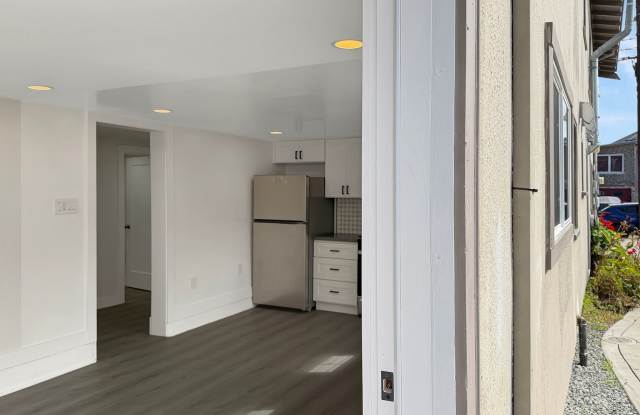 Completely Renovated Apartment in a lovely 3-unit Building with a Large Shared Yard! Gallery 3