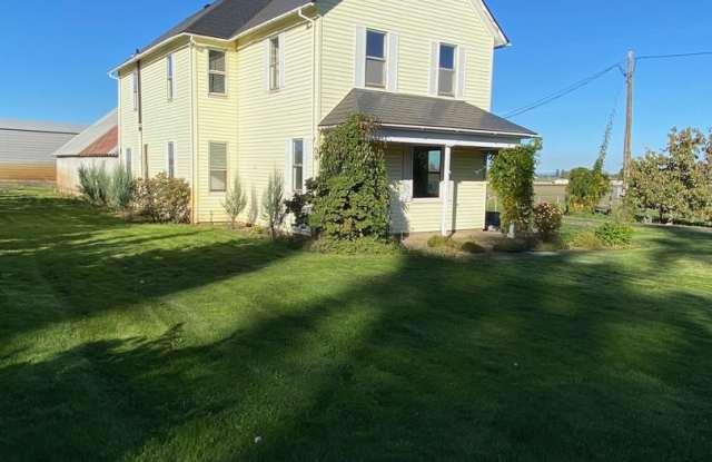 Spacious 5-Bedroom Farmhouse Gallery 4