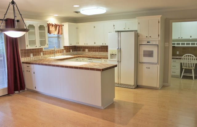 1003 Oakridge Gallery 2