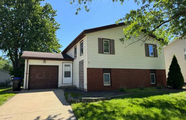Incredible Large 4 Bedroom House! - 5 Starlight Court, Bloomington, IL 61704