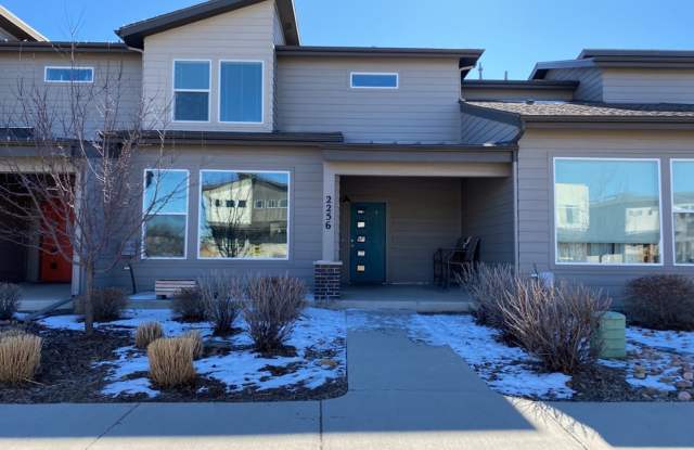 Luxury Rowhouse w/ 2-Car Garage in NE Ft. Collins photos photos