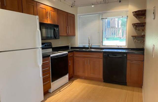 3 Bedroom  3 Bath North Bldr. w Huge Fenced patio area - 2677 Juniper Avenue, Boulder, CO 80304