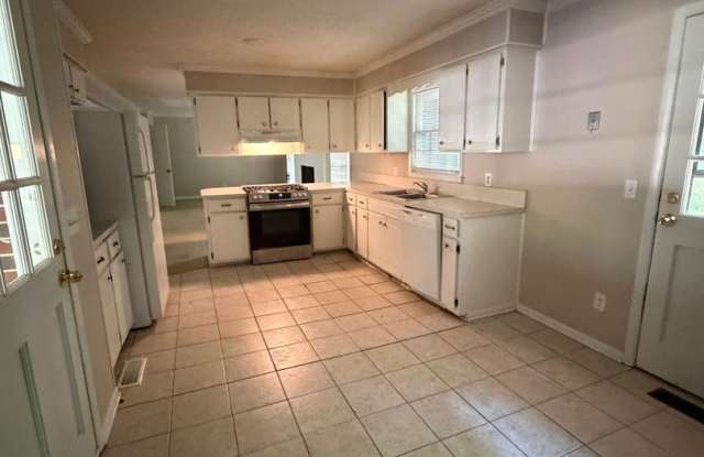 Charming Auburn Home with Space, Comfort & a Prime Location! Gallery 4