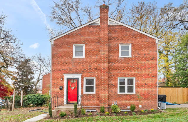 Bright 2BR/2BA Home with Private Backyard in Alexandria - 4332 Utica Avenue, Alexandria, VA 22304