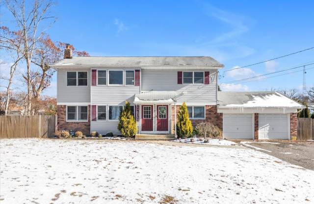 27 Marlo Lane - 27 Marlo Lane, Hauppauge, NY 11788