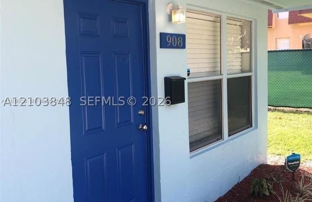 906 Greenbriar Dr Gallery 1