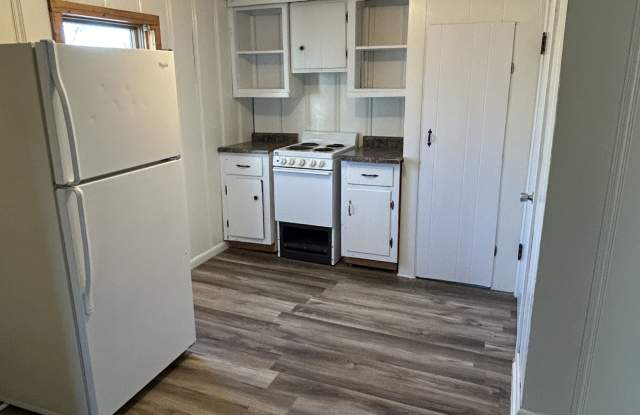 1330 14th Avenue East - 3 photos photos