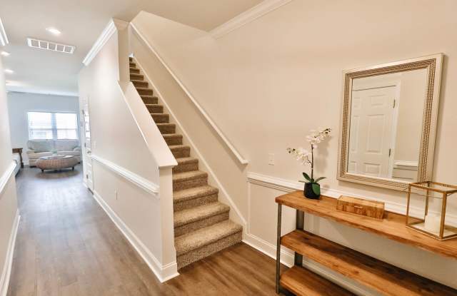 Woodford Station - 3 Bedroom Gallery 4