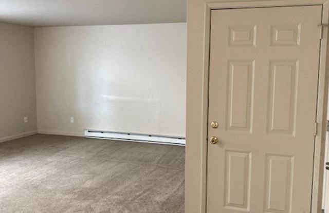 (526) Halpert Duplexes - 4 Bedroom / 2 Bathroom Townhome Gallery 4
