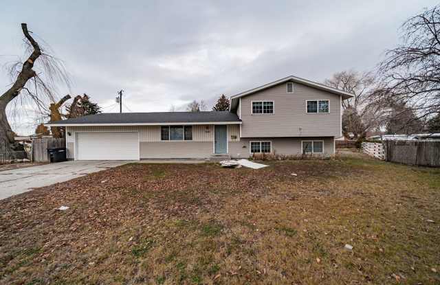 Spacious and recently updated, this 6-bedroom, 3-bathroom home in Ammon photos photos
