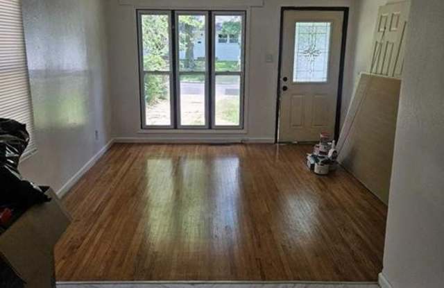 Updated 4 bedroom Home Located on Low Traffic Cul-De-Sac Gallery 3