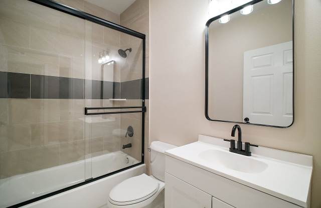 COMING SOON! modern upper-floor apartment in the heart of Downtown Eustis Gallery 3