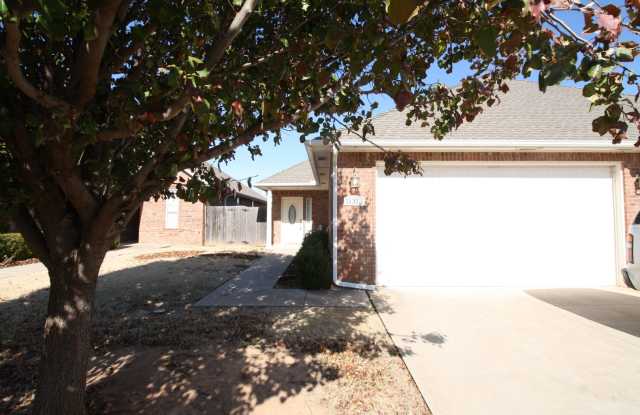 Cute 3 Bed Duplex In Yukon photos photos