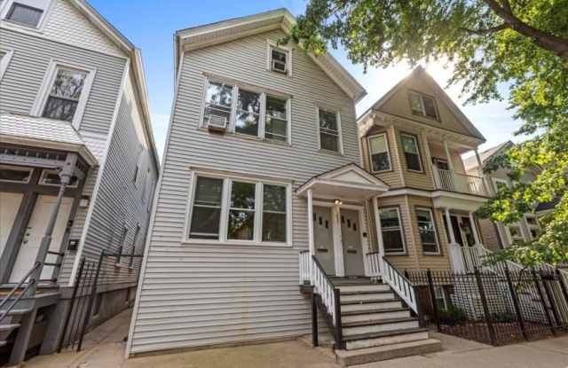 1421 W Fletcher Street Gallery 1