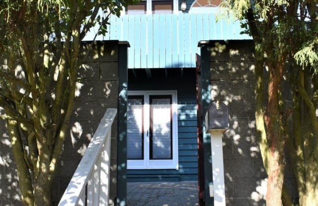 624 NW 73rd St - 624 Northwest 73rd Street, Seattle, WA 98117