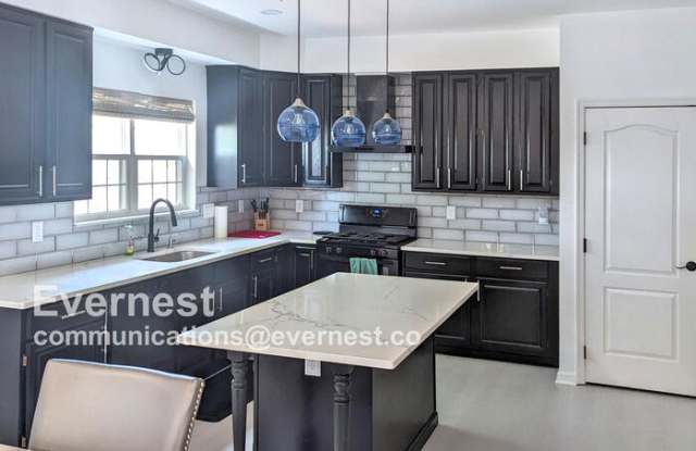 920 Lake Front Drive Gallery 3