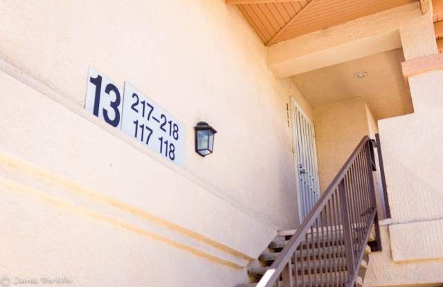 Summerlin area upper condo/vaulted ceilings/light and bright photos photos