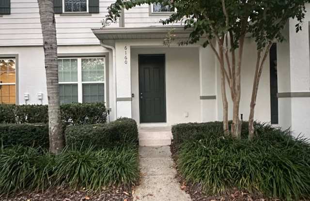 Beautiful 3 Bedroom, 2.5 Bath Winter Garden Townhome with Private Courtyard & 2-Car Garage! Gallery 3