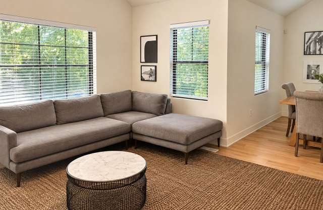 Fully Furnished Home Across from Cleveland Park – Prime Greenville Location! Gallery 4