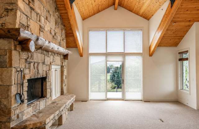 Updated and Bright Townhome at The Cove at Eagle Mountain in Park Meadows Gallery 3
