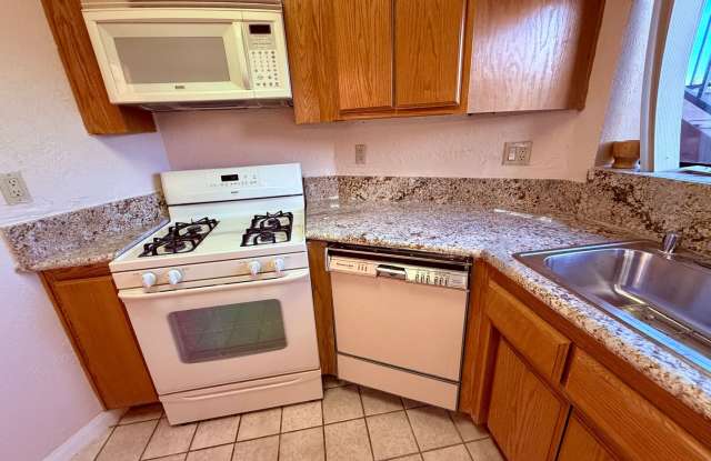Ranch Bernardo Guest House 1br 1 bath granite kitchen All appliances Washer & Dryer  $2240 For Lease photos photos