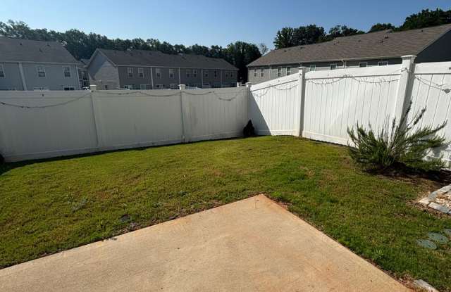 End unit with fenced in back yard Gallery 4