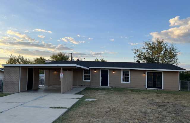 6 Bedroom 3 bath in San Antonio (1 bedroom/1 bath detached mother in law suite) photos photos
