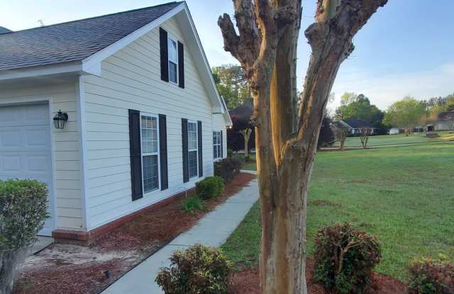 Charming 4BR/2BA Home with Hardwood Floors, Spacious Kitchen, and Screened Porch in Valdosta, GA! Gallery 3