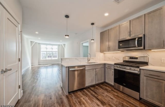 4 Community Pl - 4 Community Place, Madison, NJ 07940