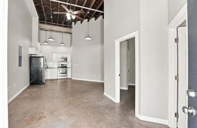 283 E Madison Street Gallery 4