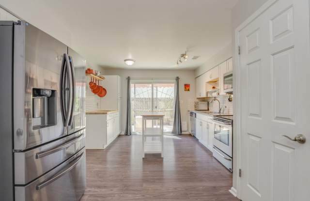 Contemporary 5BR/3BA Single Family Home with Attached Garage situated in beautiful Glenwood! Gallery 3