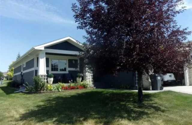 LARGE 3 BED 3 BATH TOWNHOME IN THE DESIRABLE POINTE NEIGHBORHOOD - 900 Whispering Hills, Cheyenne, WY 82009