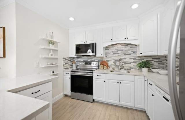 2211 Latham St Apt 1122 Gallery 1