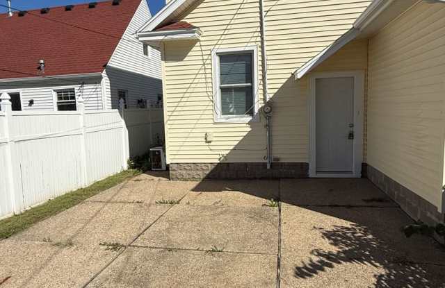 Spacious 4 Bedroom Home with Private Backyard & Garage! – 2950 Arlington Ave., Davenport, IA 52803 Gallery 3