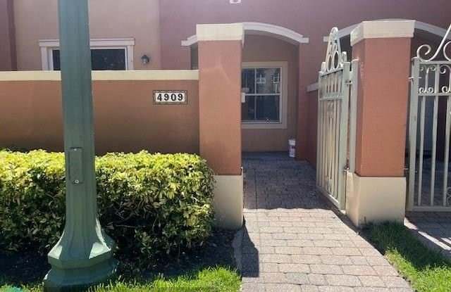4909 N Harbor Isles Dr - 4909 North Harbor Isles Drive, Dania Beach, FL 33312