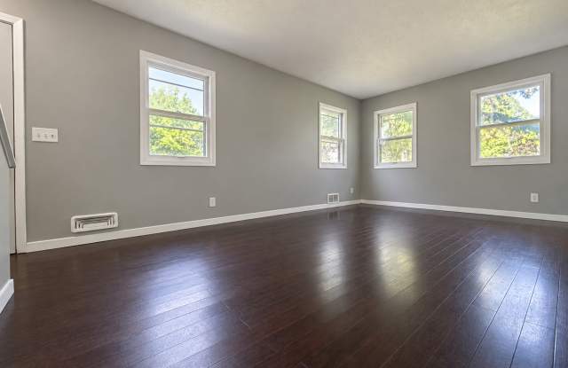 Spacious 6 Bedroom 2 Bathroom Single Family Home in St.Paul! Gallery 4