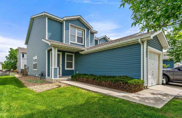 End-unit townhome in Cherry Creek School District with private yard Gallery 3