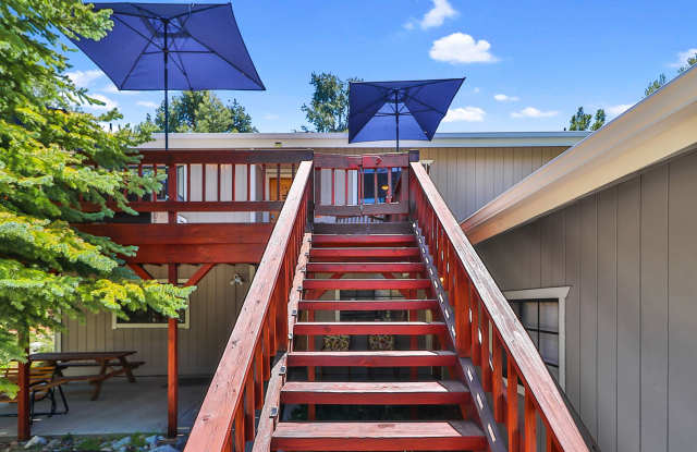 Charming 3 Bed Mountain Retreat | Wood Beams, Fireplace & Deck Gallery 3